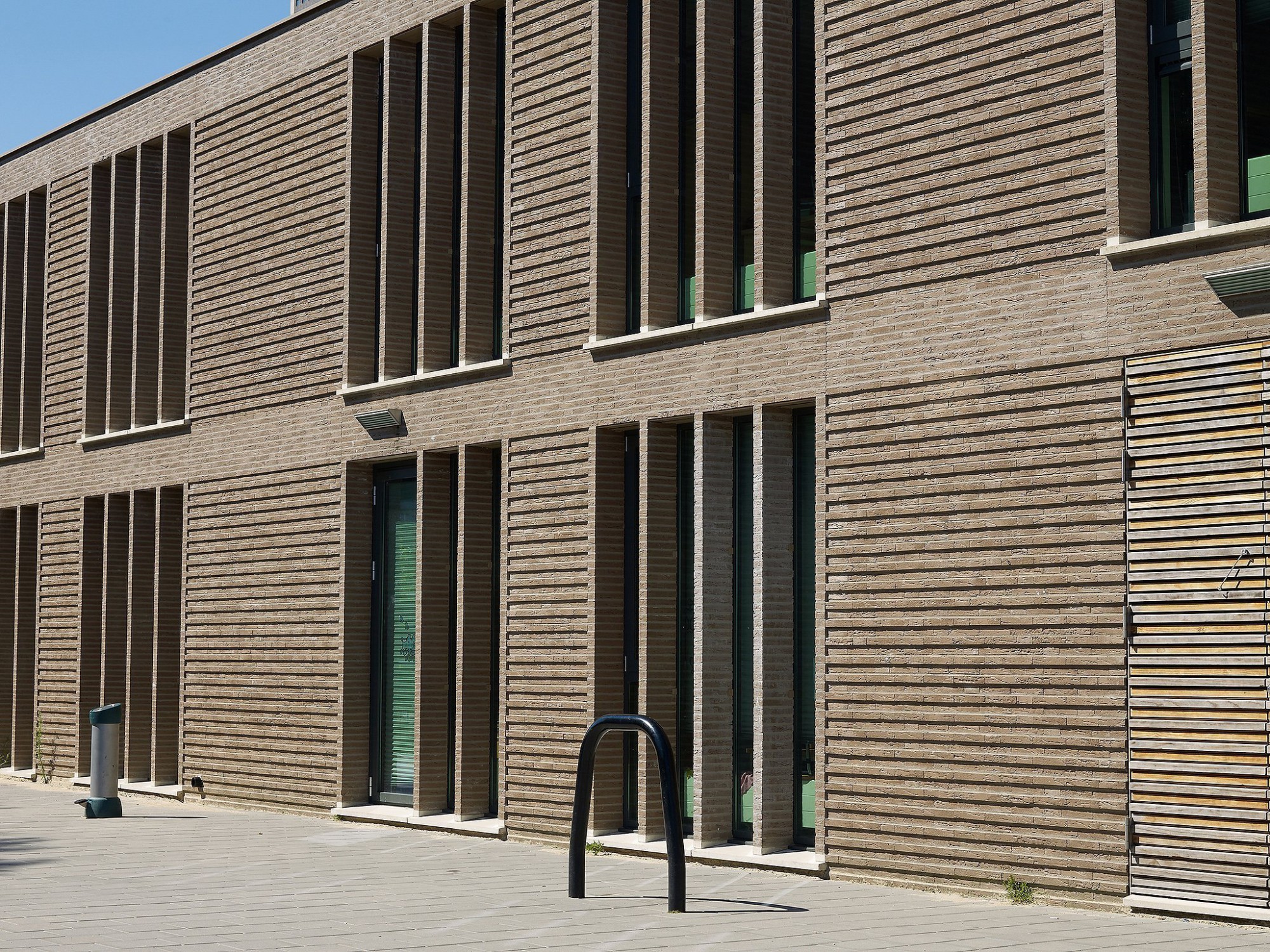 Afbeelding: Architectuur fotografie, schoolgebouw Tilburg, creatief gebruik van gevelstenen, voor Desta.